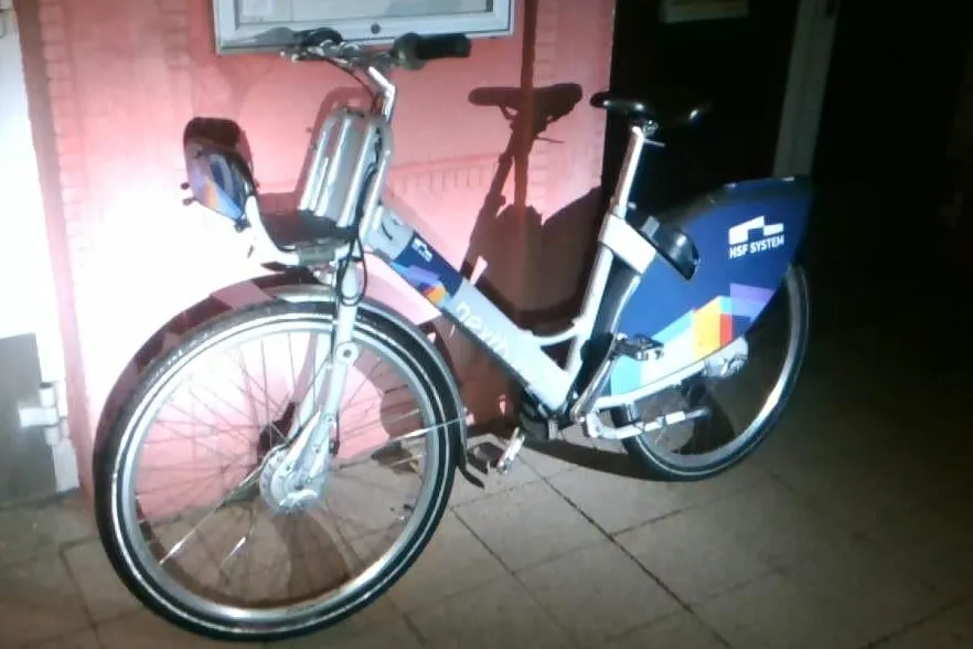 Poškodili sdílená kola, skončili v rukou strážníků