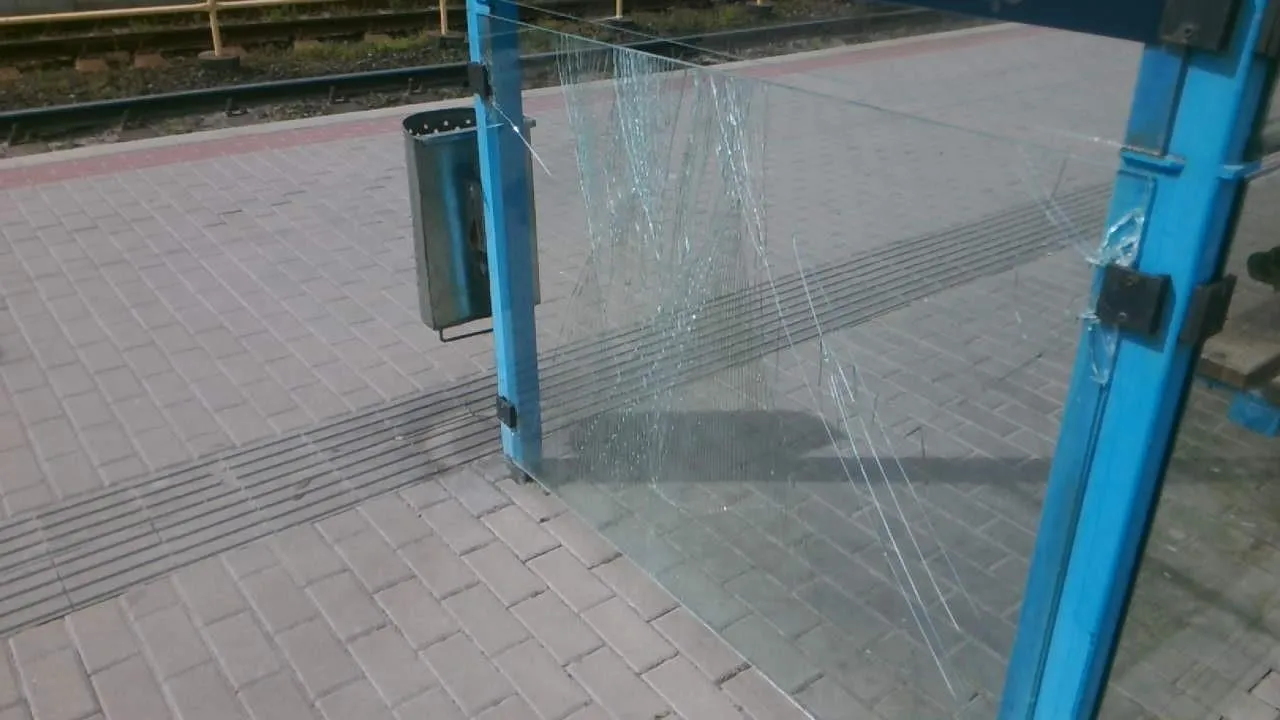 Vybíjeli si zlost na skleněné výplni zastávky