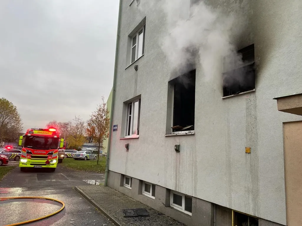 Při požáru bytu ve Vítkovicích hasiči evakuovali deset osob