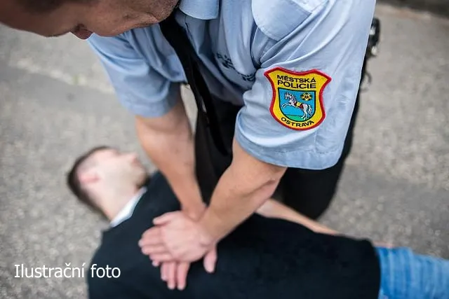 Společná resuscitace při záchraně muže