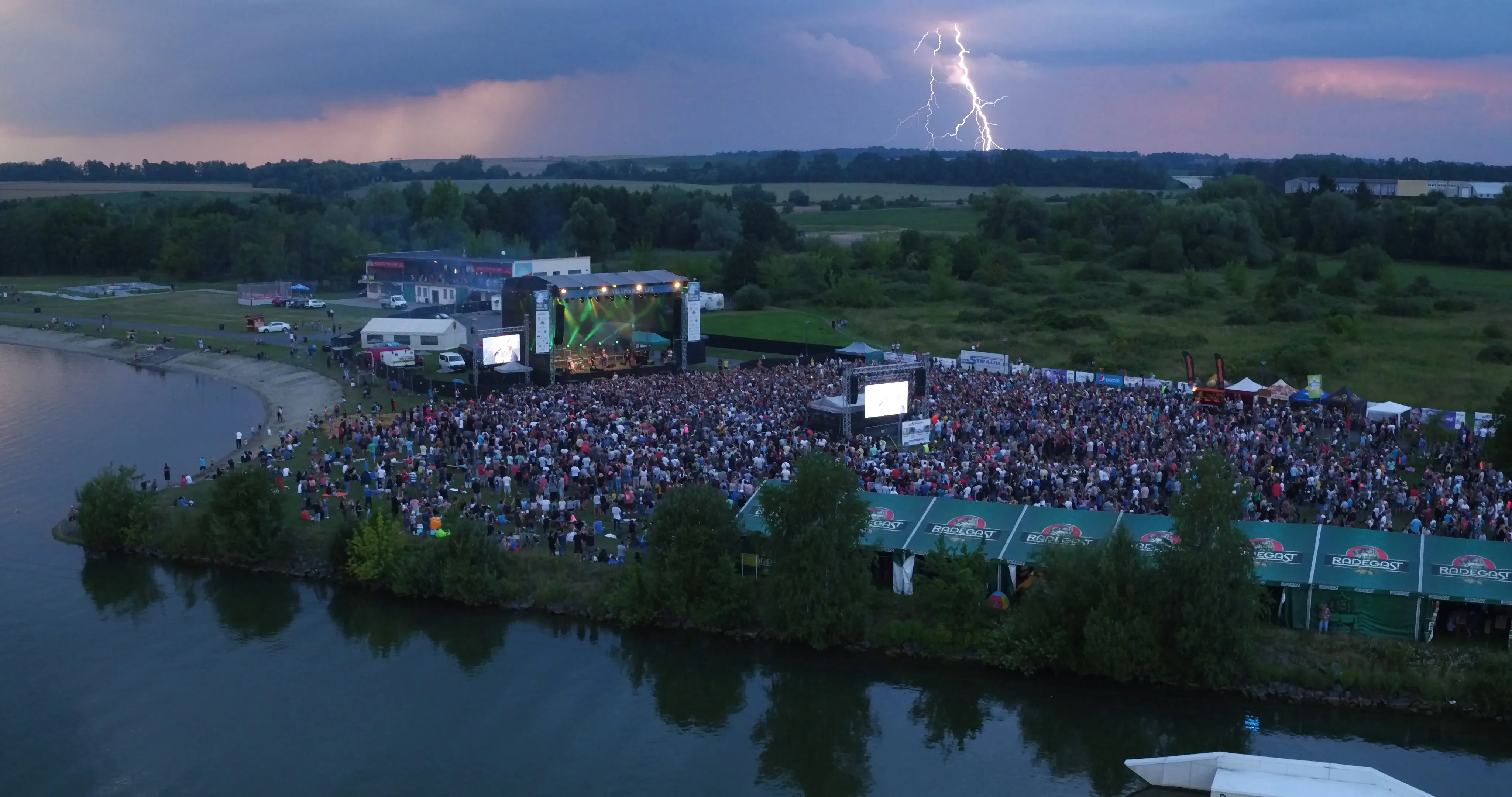 Vánoční dárek pro fanoušky, na Štěrkovně Open Music vystoupí kromě Lucie i Tata Bojs či Mig 21