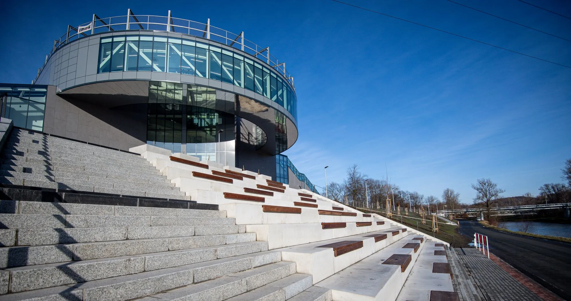 Nábřeží pod novými budovami fakult na Černé louce má za sebou první etapu revitalizace