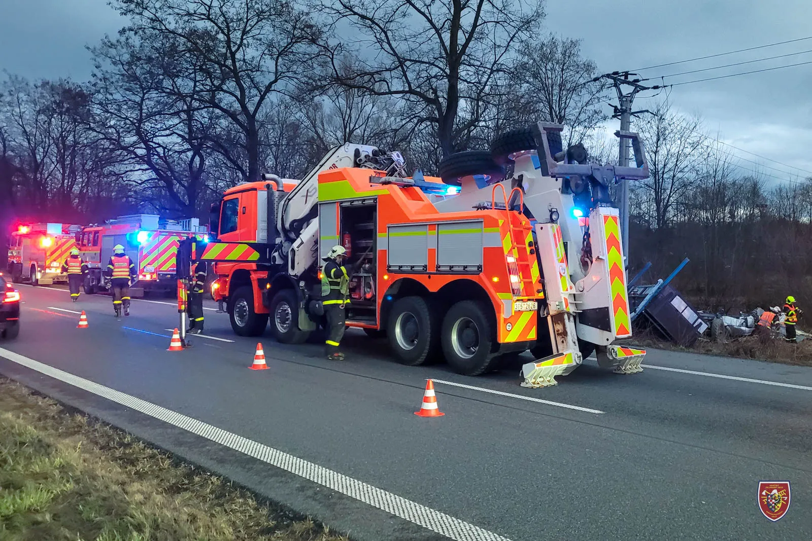 Hydraulické vyprošťovací nástroje použili hasiči při nehodě v Šenově, zaklíněný řidič nepřežil