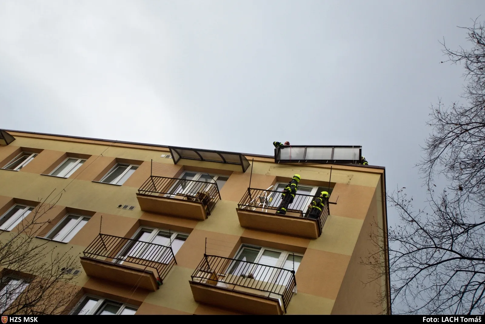 Hasiči zasahovali téměř u devíti desítek událostí spojených se silným větrem