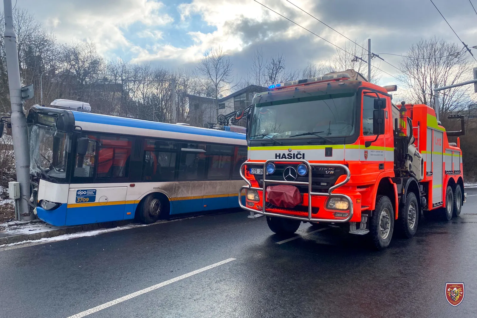 V Ostravě havaroval trolejbus, zranilo se pět lidí