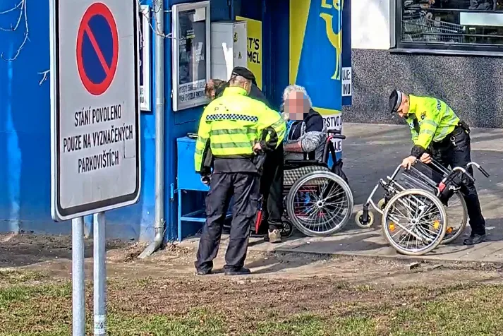 Strážníci pomohli dvěma mužům v nesnázích