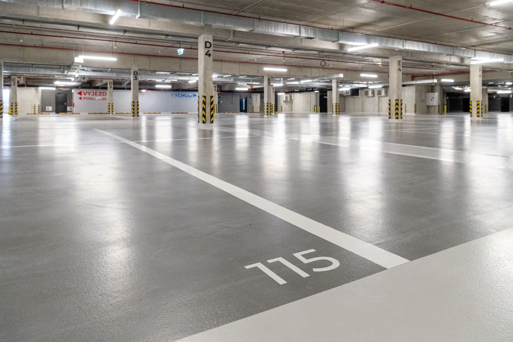 Nových 155 parkovacích míst mohou nyní řidiči využít v podzemních garážích pod budovou Ostravské univerzity na Černé louce