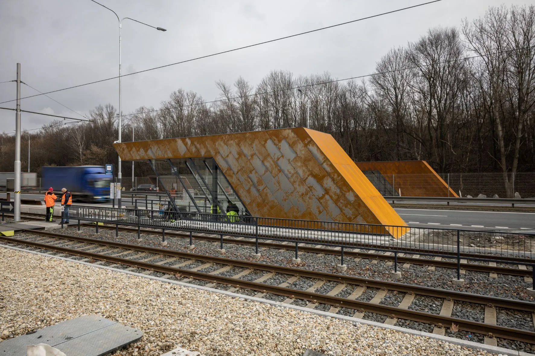 Zastávky i podchody na Místecké i Plzeňské ulici v Ostravě prošly rozsáhlou rekonstrukcí, cestujícím nabídnou atraktivnější prostor a větší komfort i bezpečí