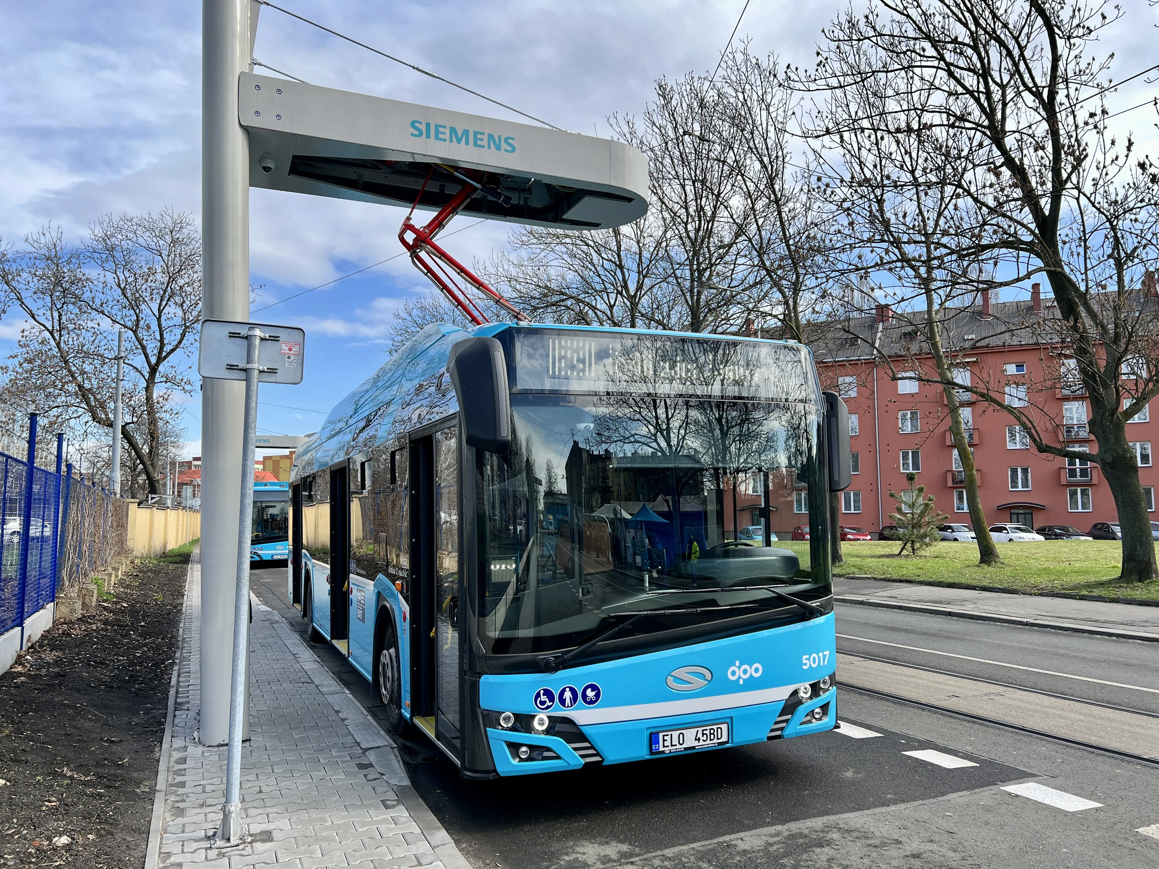 SUPERNABÍJEČKY V CENTRU UMOŽNÍ SPOJENÍ S HLUČÍNSKEM ELEKTROBUSY