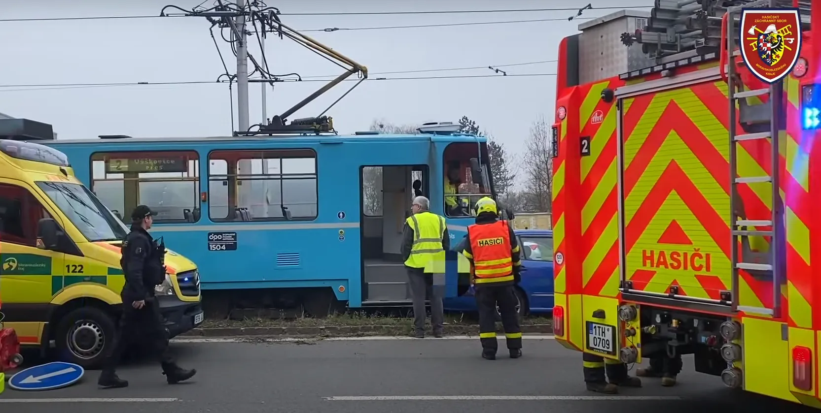 Při srážce osobního vozu a tramvaje museli hasiči vyprostit vozidlo z kolejiště
