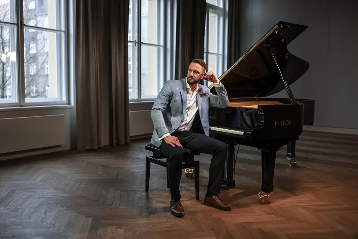 Skladatel a zpěvák Adam Uličný natáčel nový videoklip v ostravském divadle