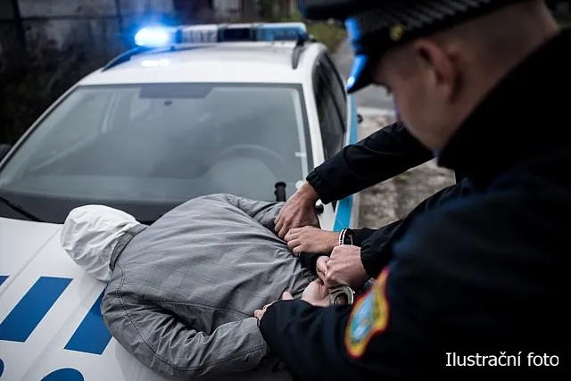 PO POŠKOZENÍ VOZIDLA SE MU ÚTĚK NEZDAŘIL A SKONČIL V POUTECH