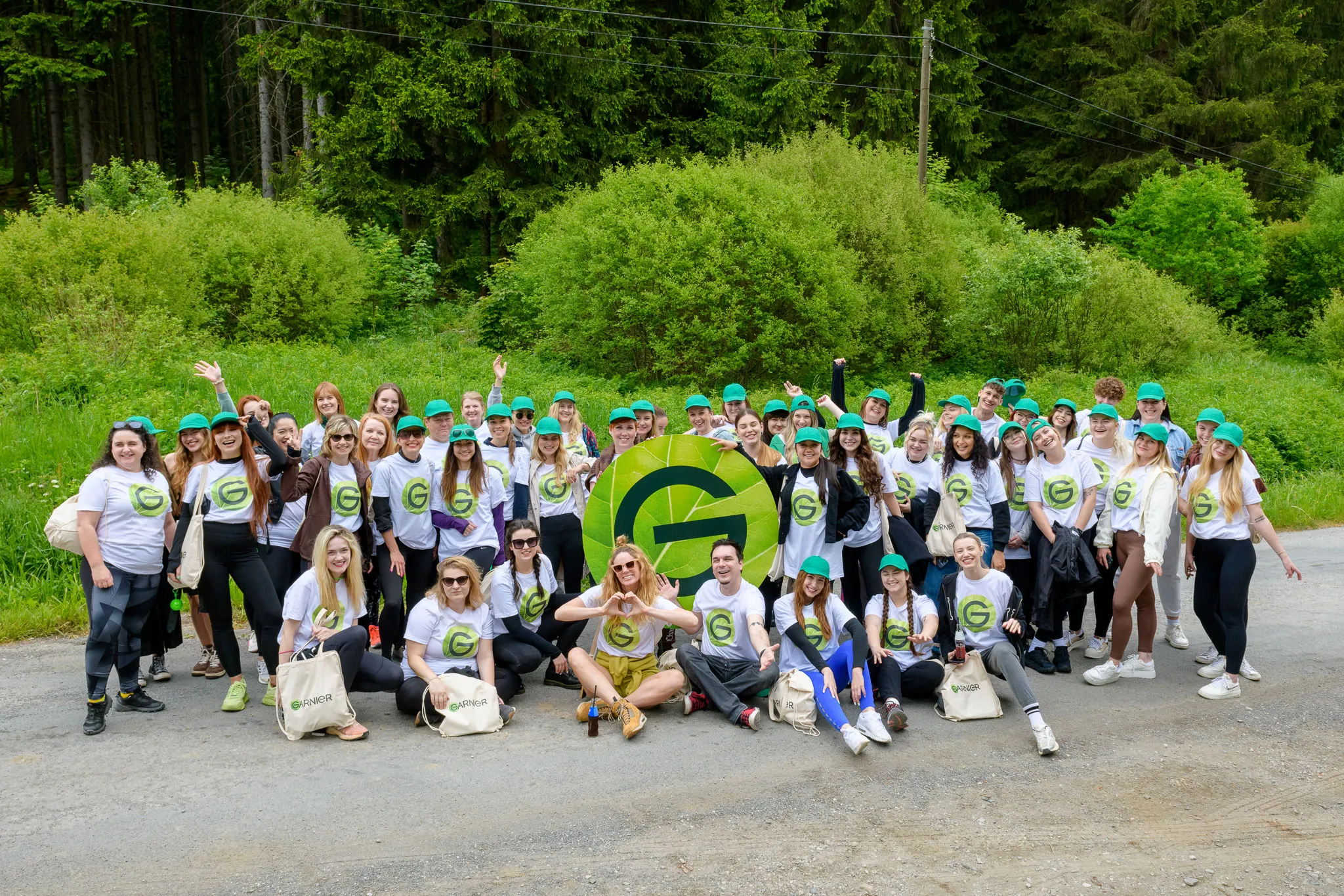 Do úklidu v okolí Pusteven se v rámci akce Garnier Green Beauty zapojilo více jak 50 osob   Podpořili tím Mezinárodní den životního prostředí