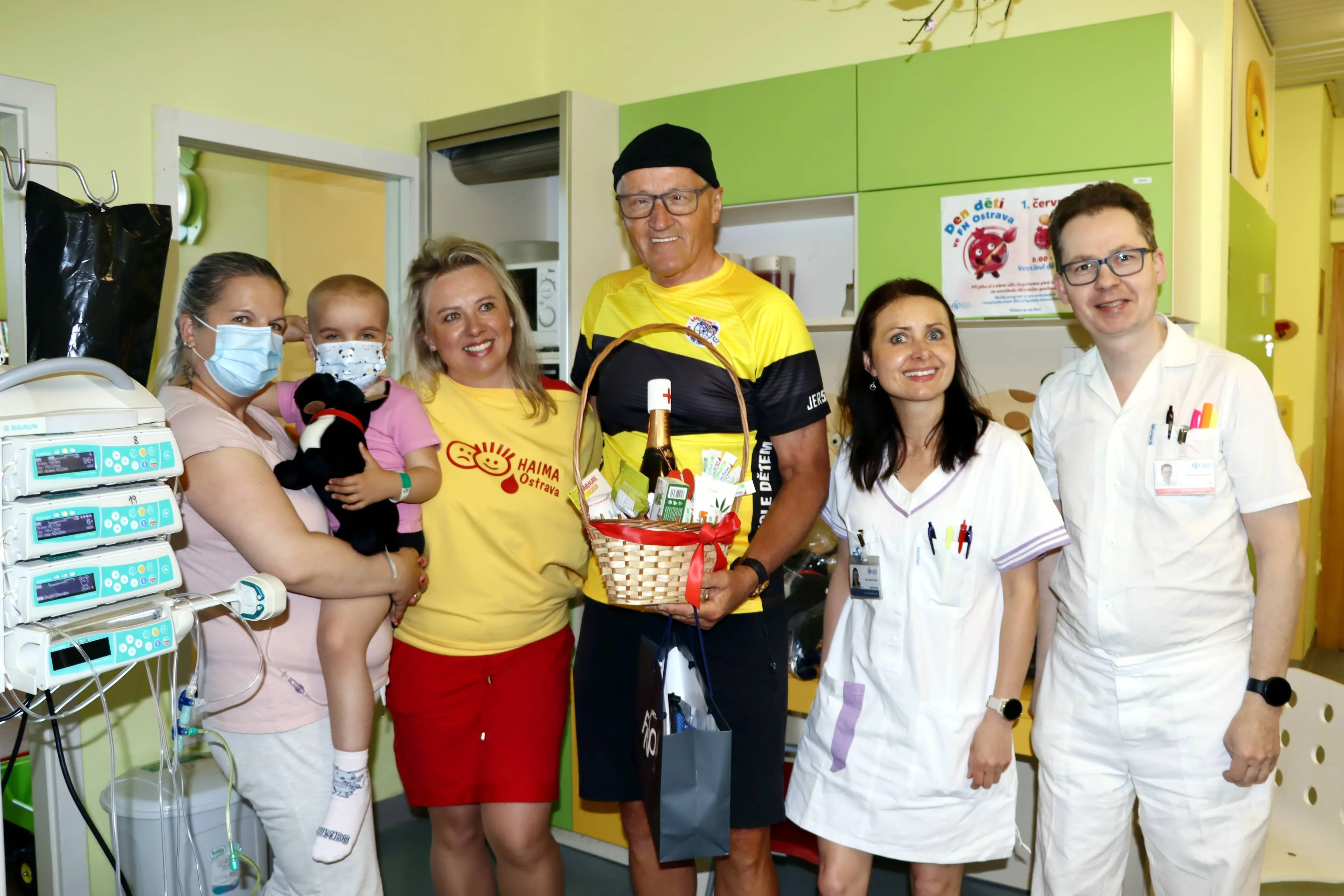 Mistr světa v jízdě na vysokém kole navštívil onkologicky nemocné děti