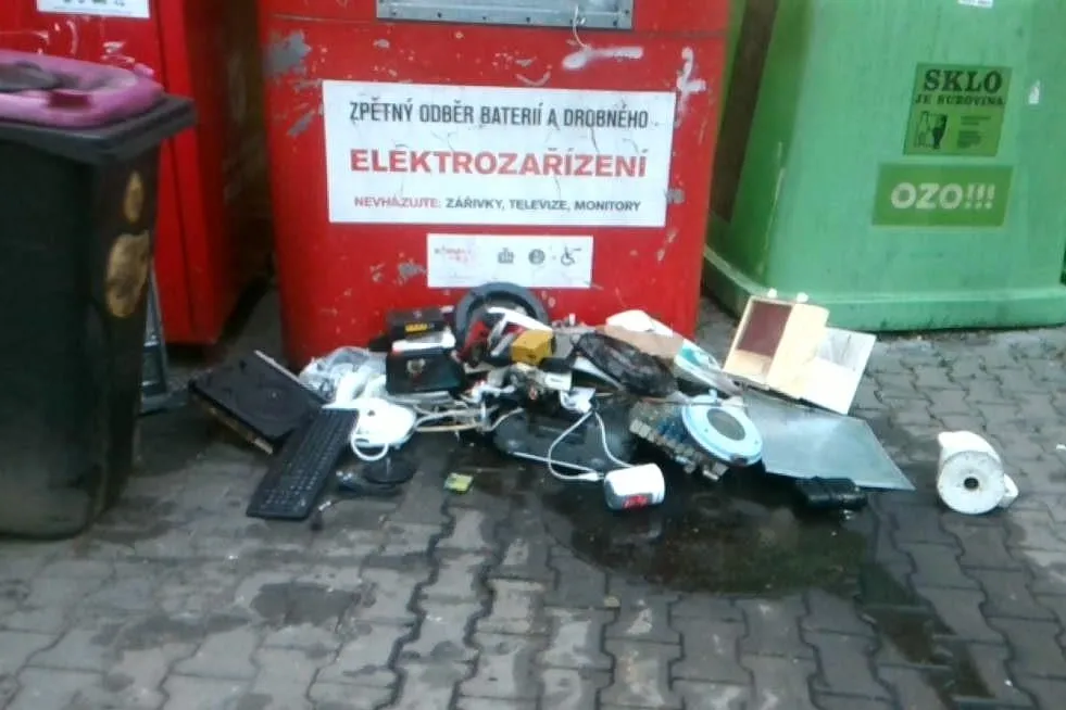 Elektroniku si vybíral v kontejneru na elektroodpad