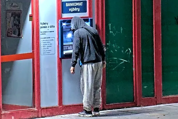 Z cizího účtu si díky kamerám už nevybere