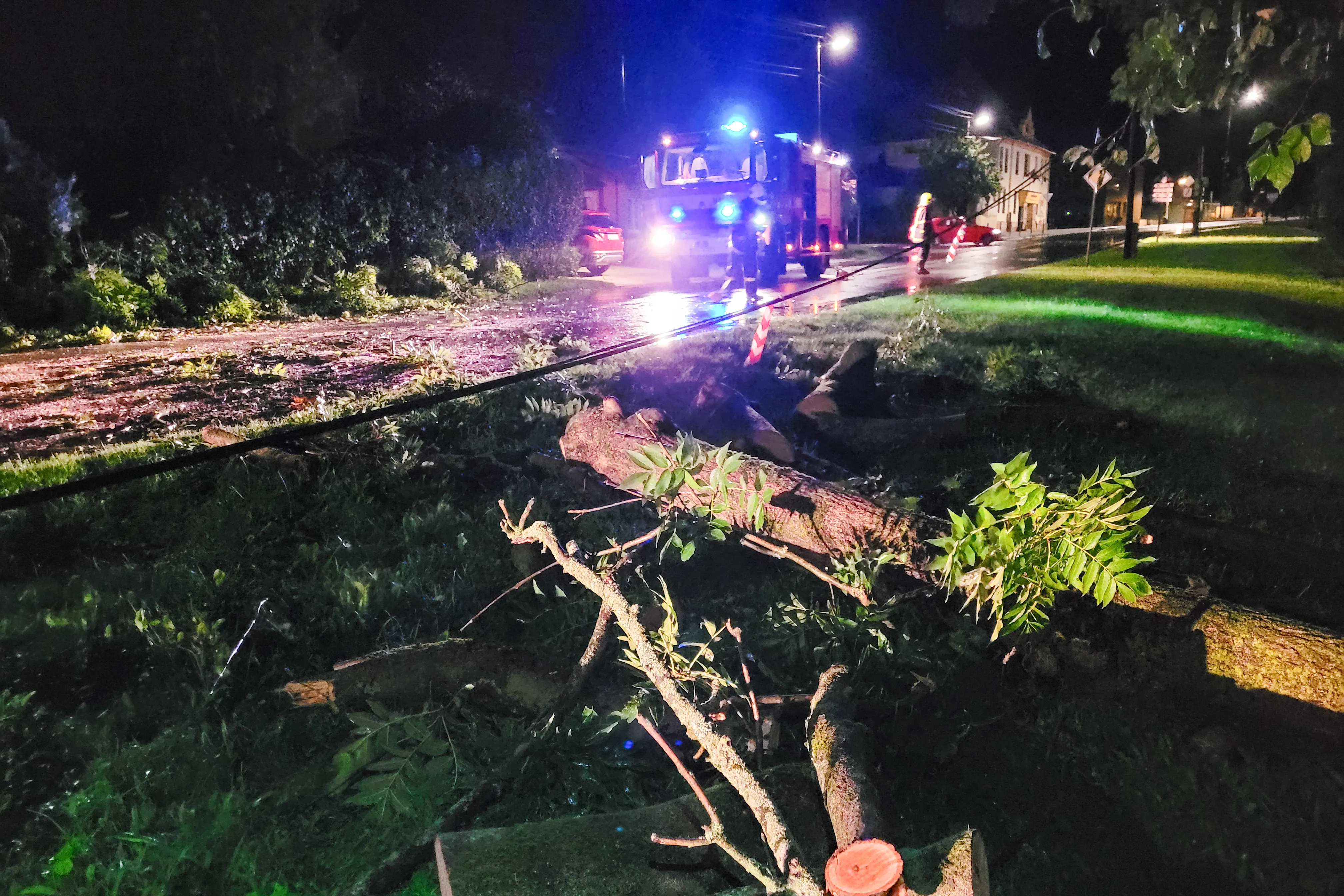 Přes dvě stovky událostí spojených s bouřkou, větrem a deštěm řešili hasiči na území Moravskoslezského kraj