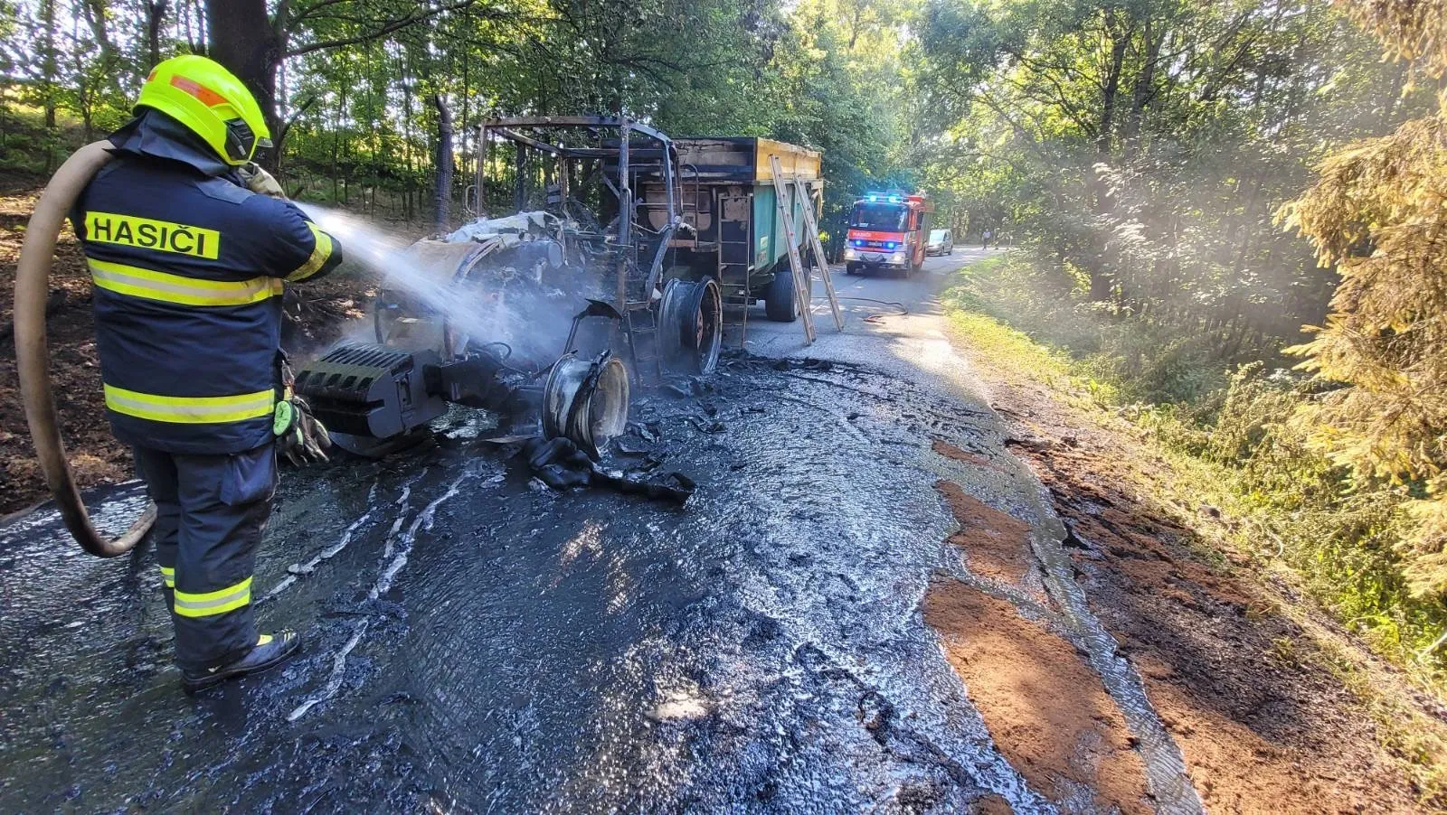Plameny zcela zničily traktor na Opavsku