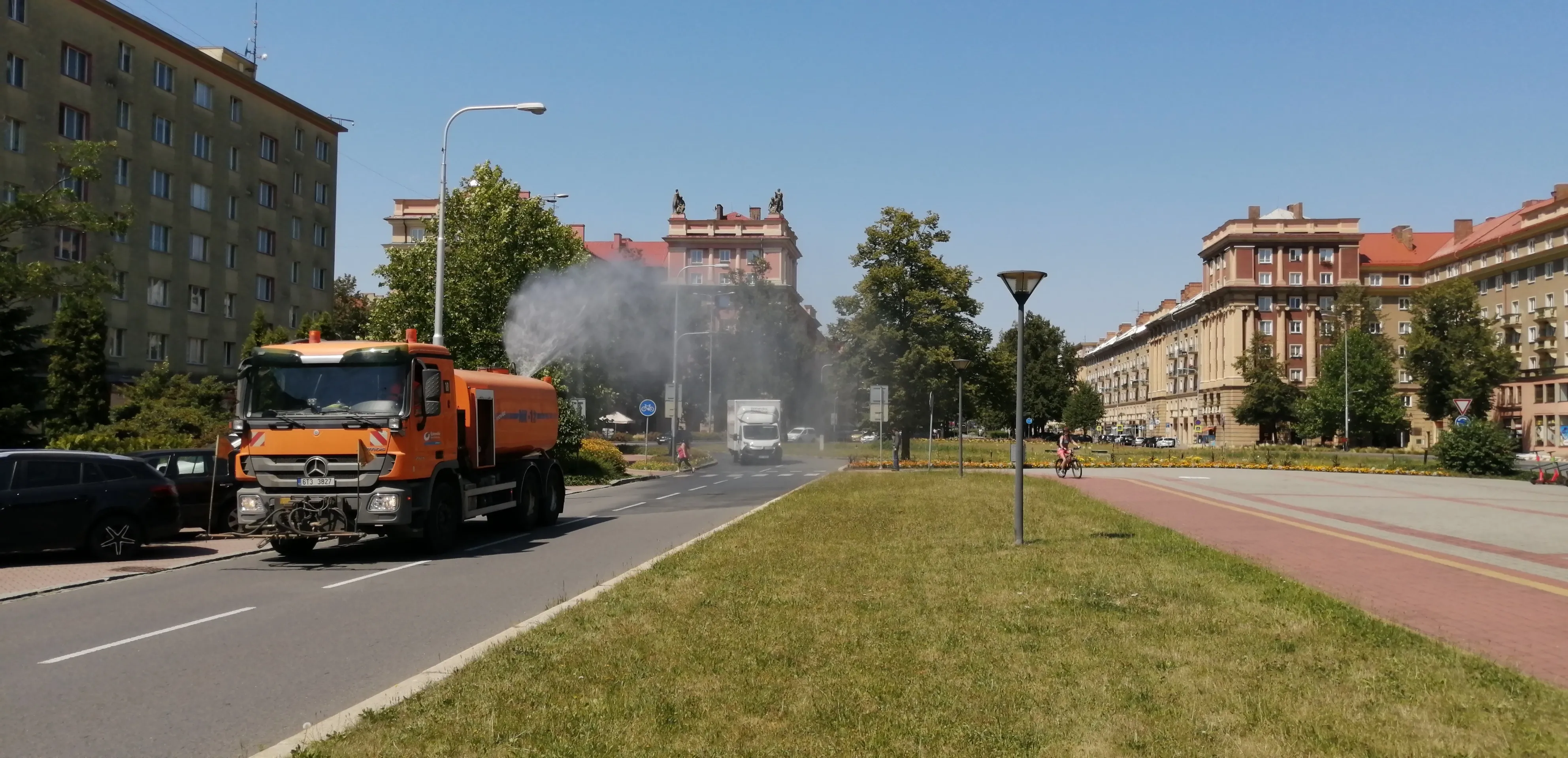 Ostravské komunikace svlažují rozpálené ulice města vodní mlhou