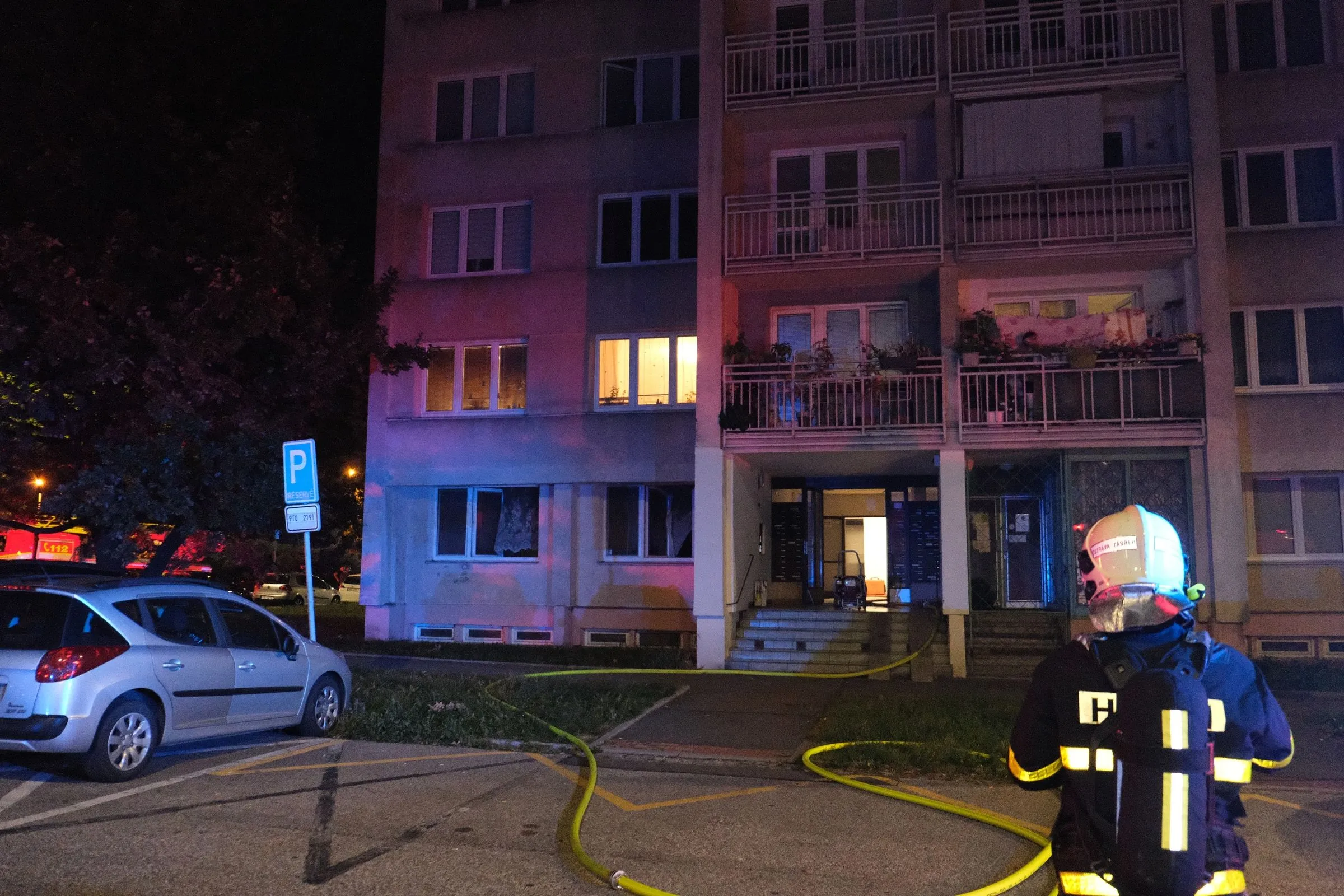 Při požáru bytu v Ostravě zachránili hasiči z balkónu dva lidi, příčinou vzniku byla zřejmě elektrická koloběžka