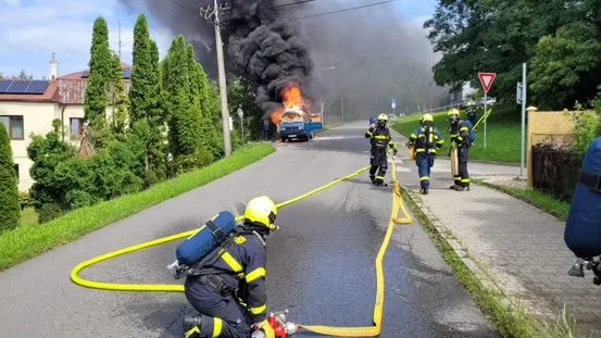 Požár dodávkového automobilu a hrozil výbuch