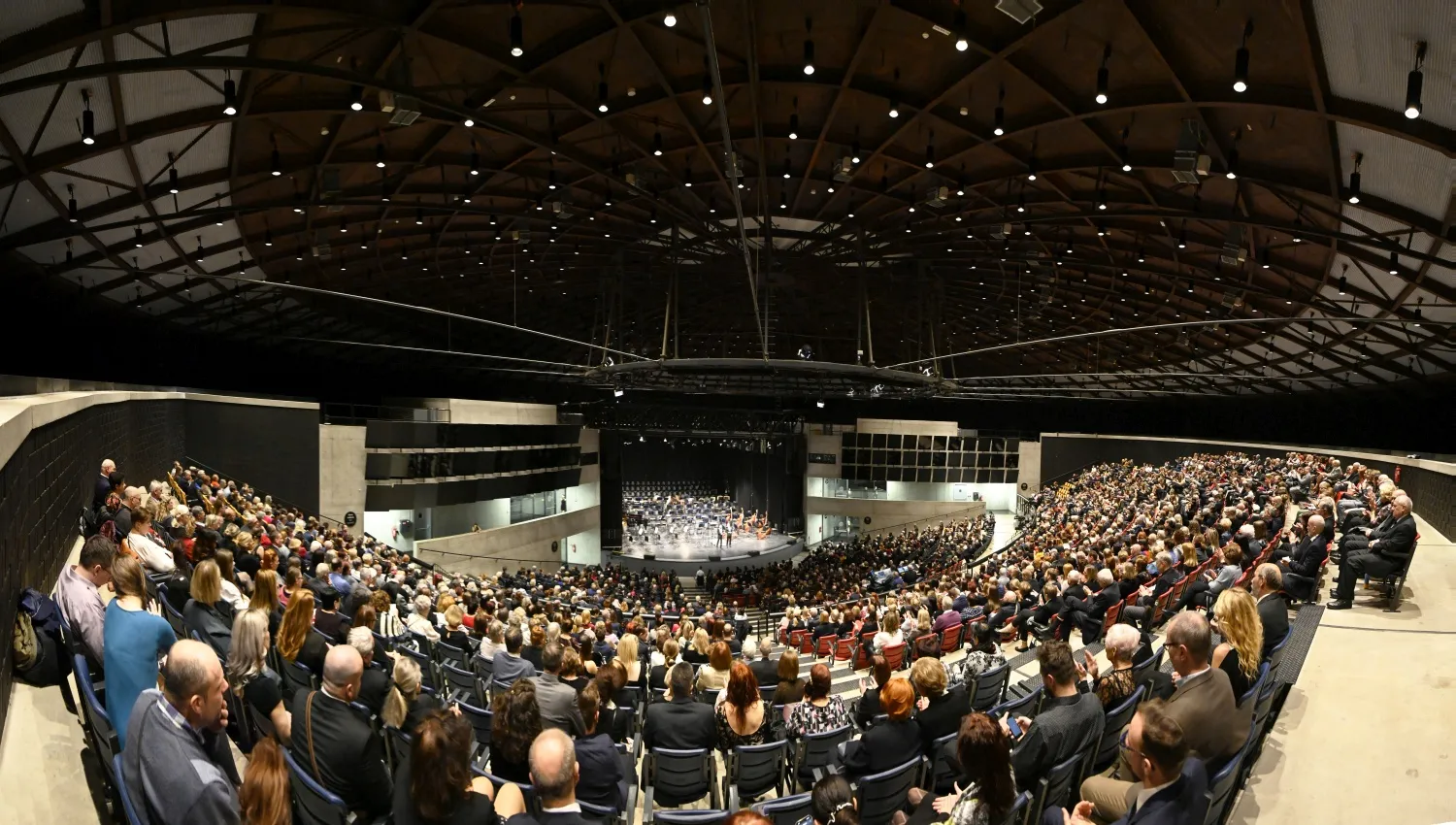 Janáčkova filharmonie zahajuje jubilejní 70. koncertní sezónu v Ostravě, již teď hlásí téměř vyprodané koncerty plné hudebních hvězd