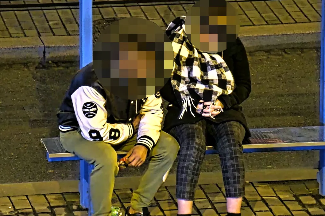 Spící ženu okradl přímo pod kamerami
