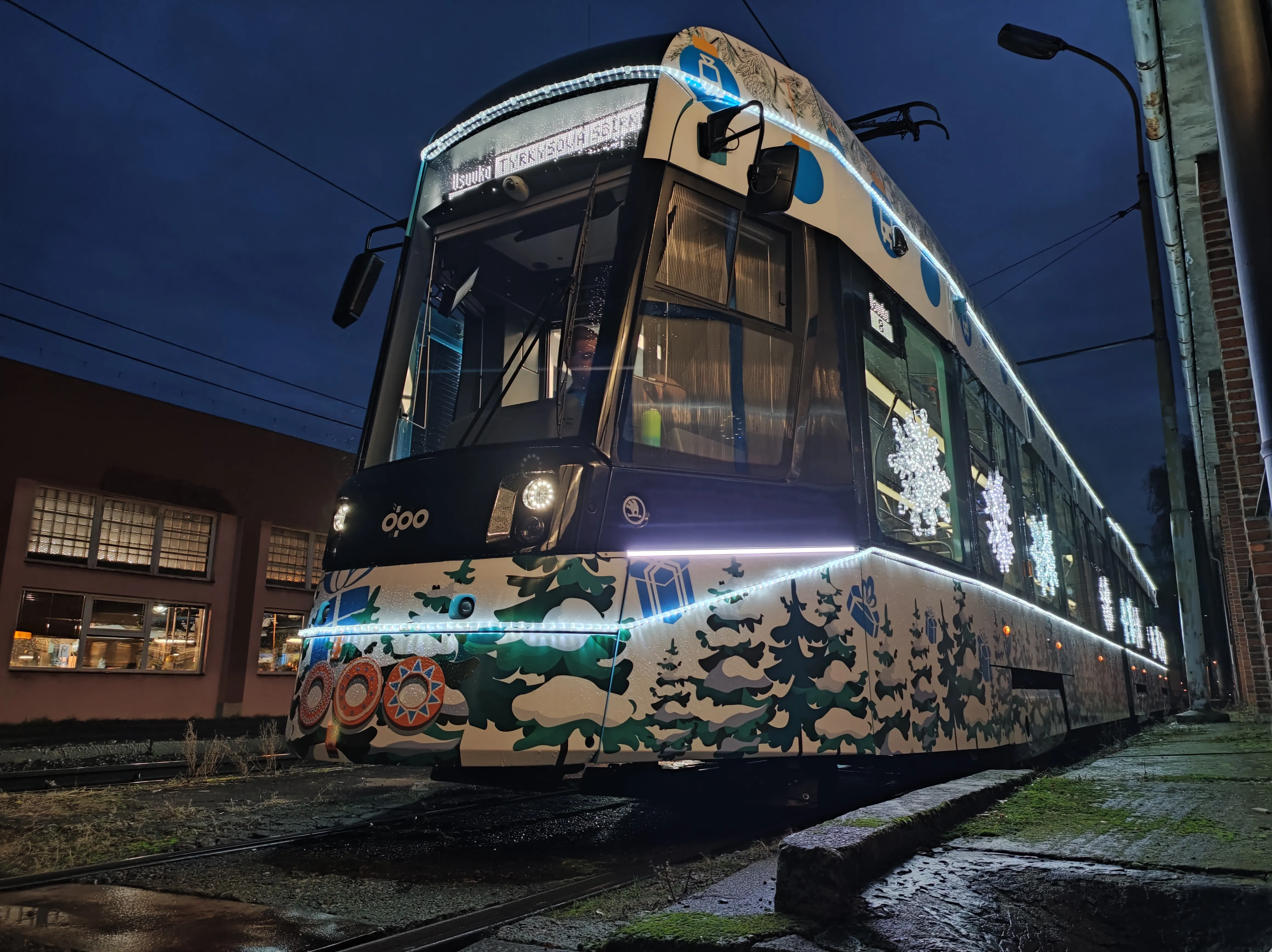VYJELA VÁNOČNÍ TRAMVAJ DPO, PRVNÍ JÍZDOU PODPOŘILA TYRKYSOVOU SBÍRKU