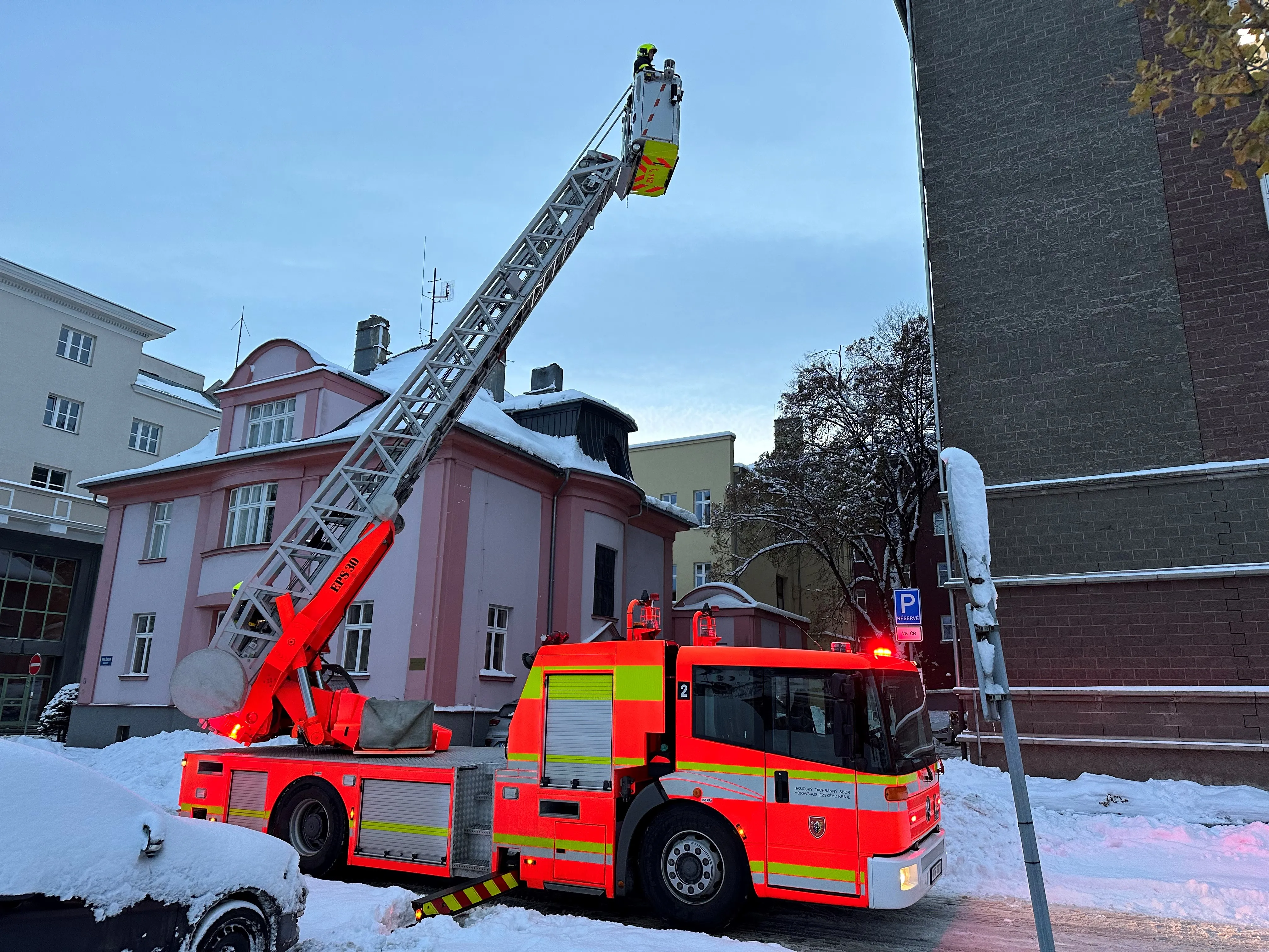 Hasiči z Moravskoslezského kraje opět nabízejí seznam firem na shazování sněhu a ledu ze střech