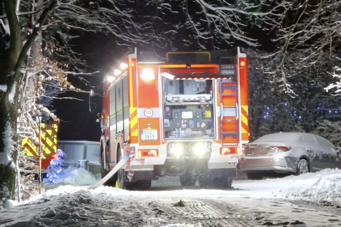 Při nočním požáru rodinného domu museli hasiči dopravovat vodu pomocí dálkového vedení