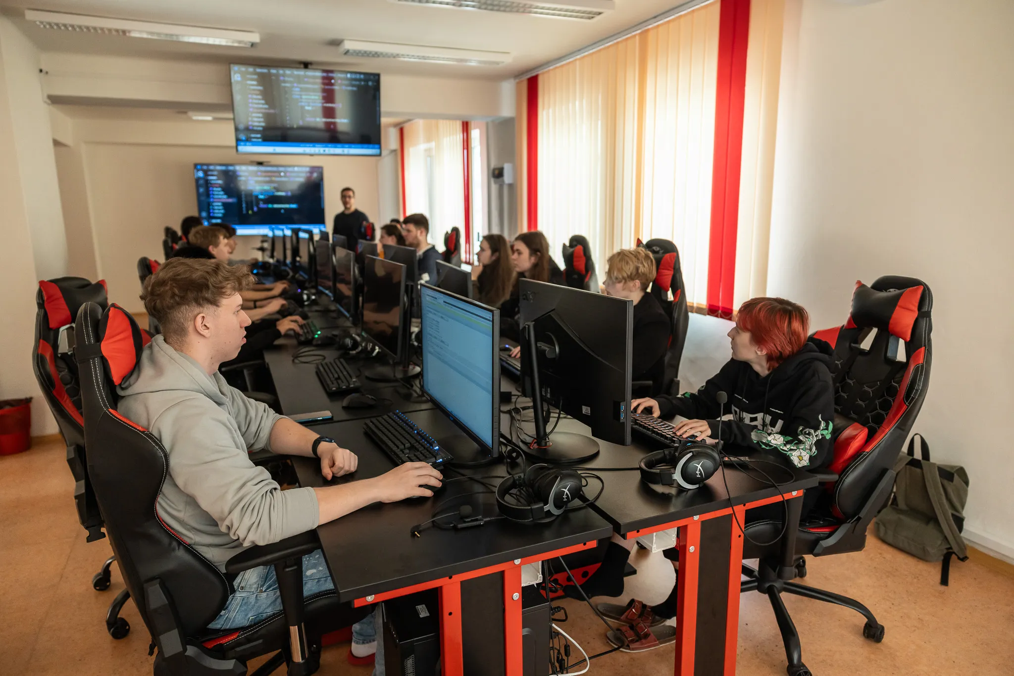 OSTRAVSKÁ „KRATOCHVILKA“ MÁ NOVÉ MODERNÍ UČEBNY A ŠKOLNÍ FIRMU NA VÝVOJ WEBOVÝCH APLIKACÍ