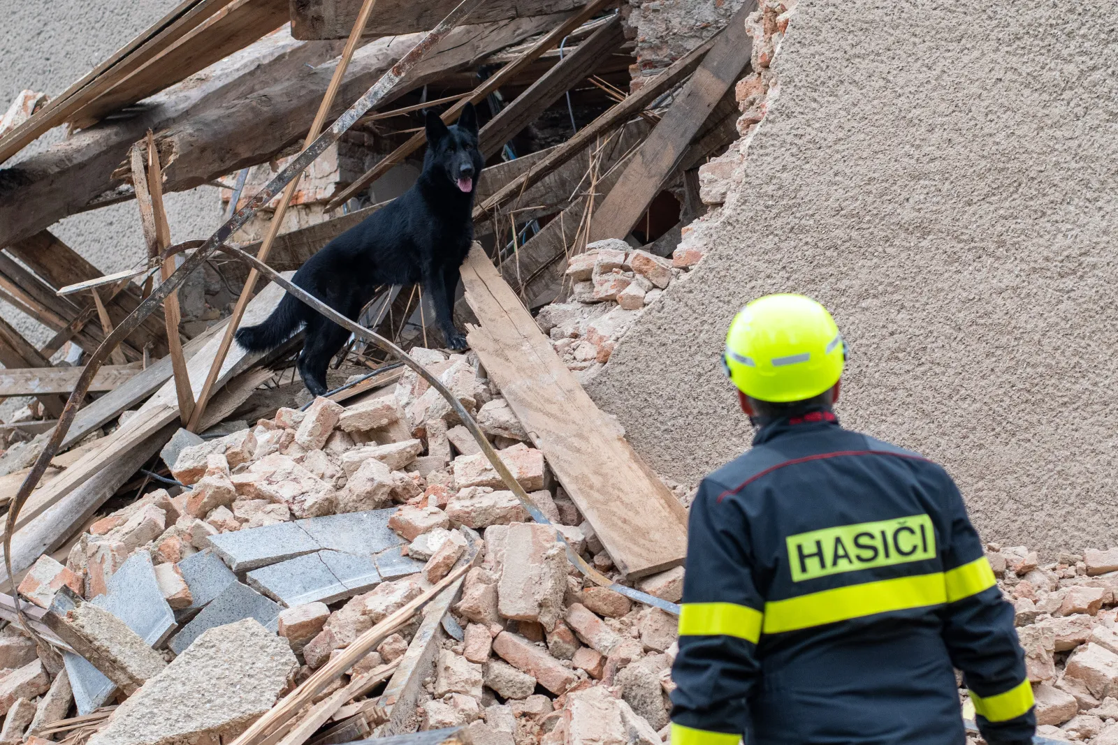 Exploze v budově základní školy
