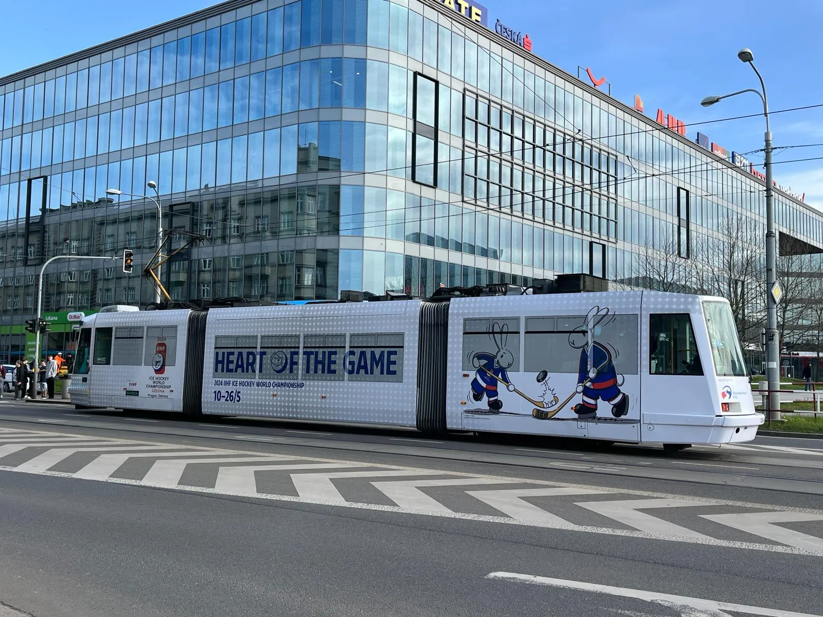POSÍLENÉ SPOJE I SPECIÁLNÍ TRAMVAJOVÁ LINKA. I DPO ŽIJE HOKEJEM!