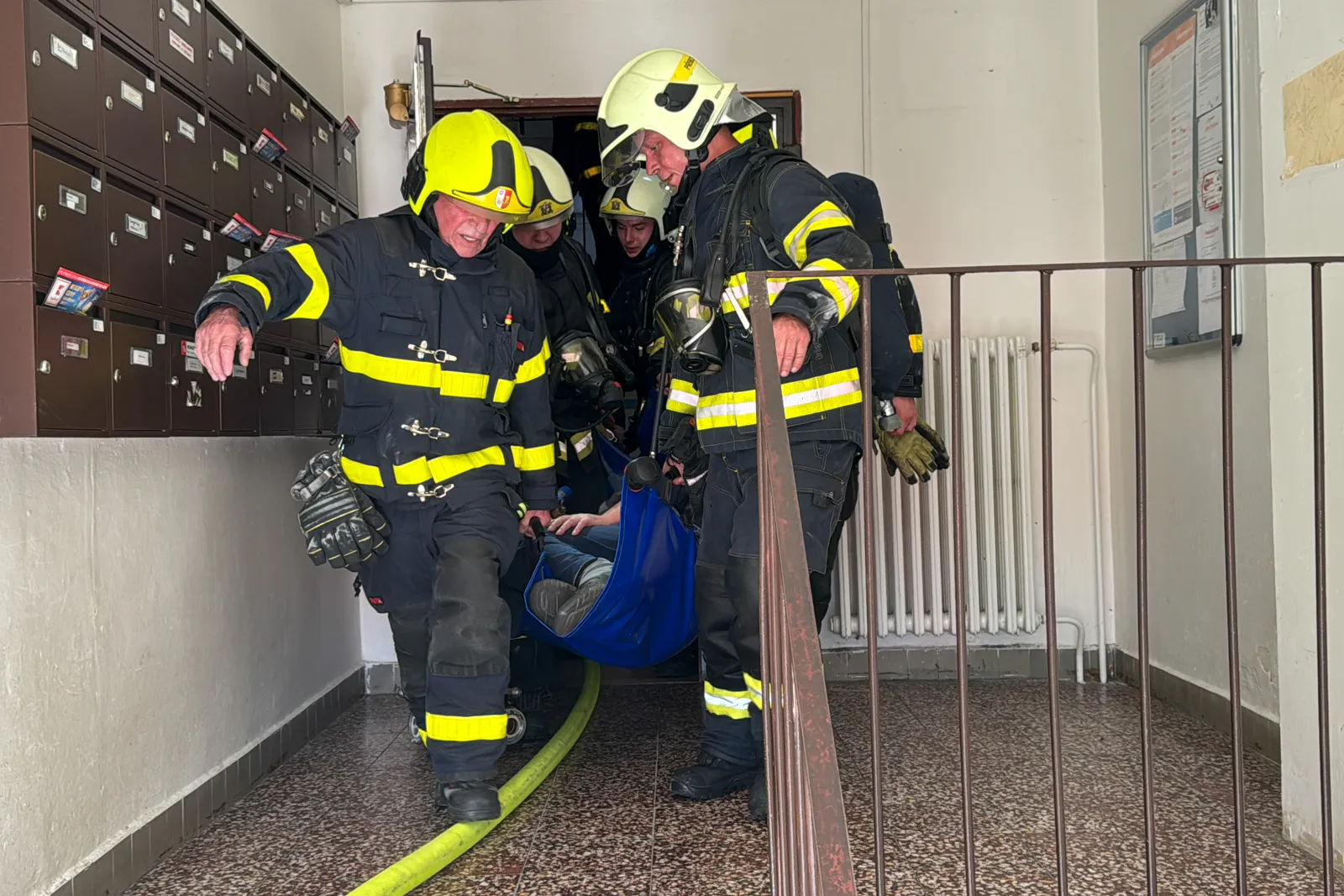 Požár bytu v Příboře způsobila nabíjená baterie elektrokoloběžky, zraněno bylo pět lidí