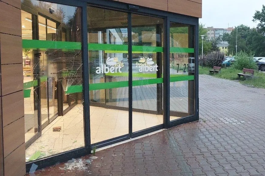 Skleněné dveře prodejny rozbil po způsobu autového vhazování