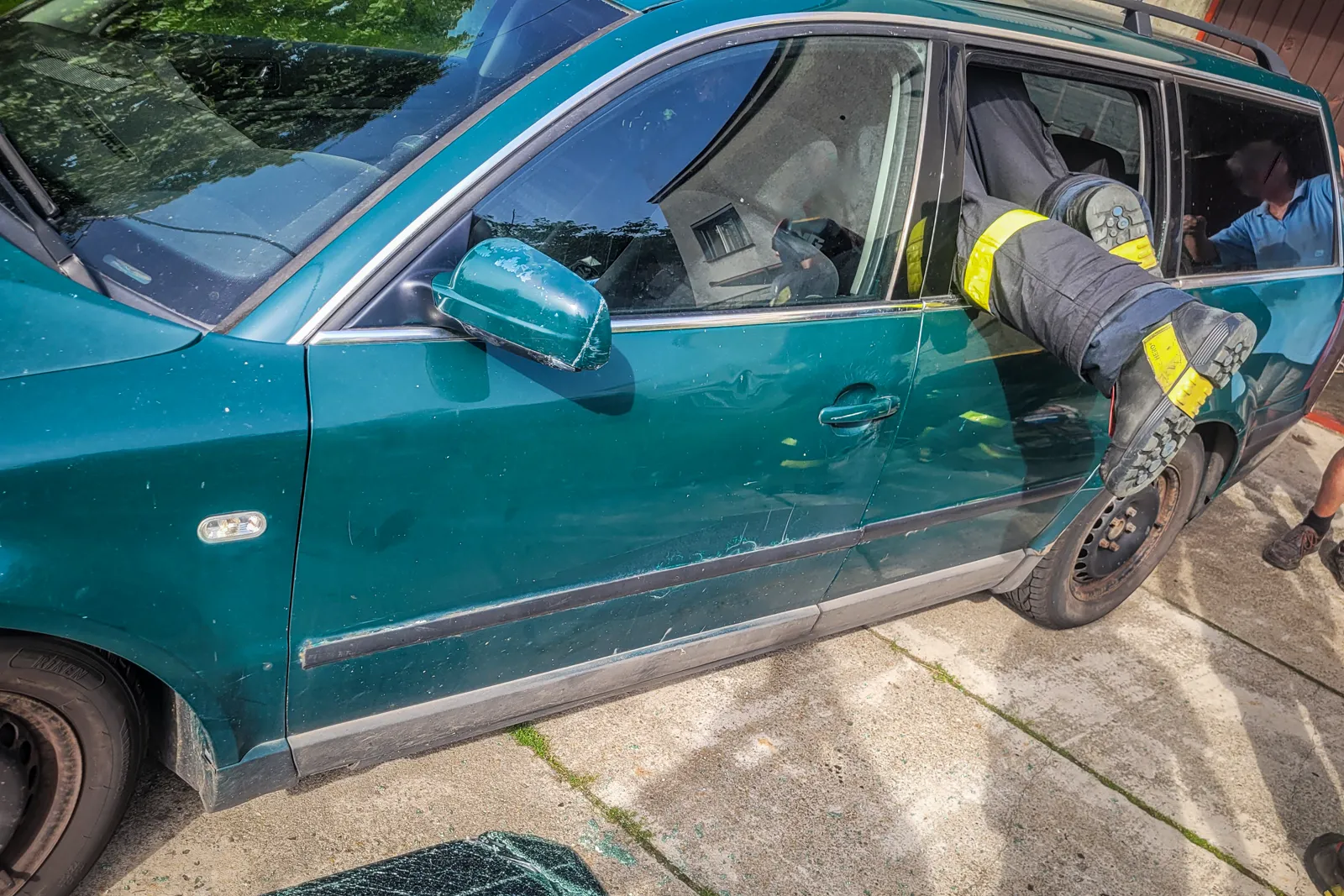 Ve Starém Jičíně se střetl osobní automobil s domíchávačem, hasiči vyprošťovali jednoho z řidičů
