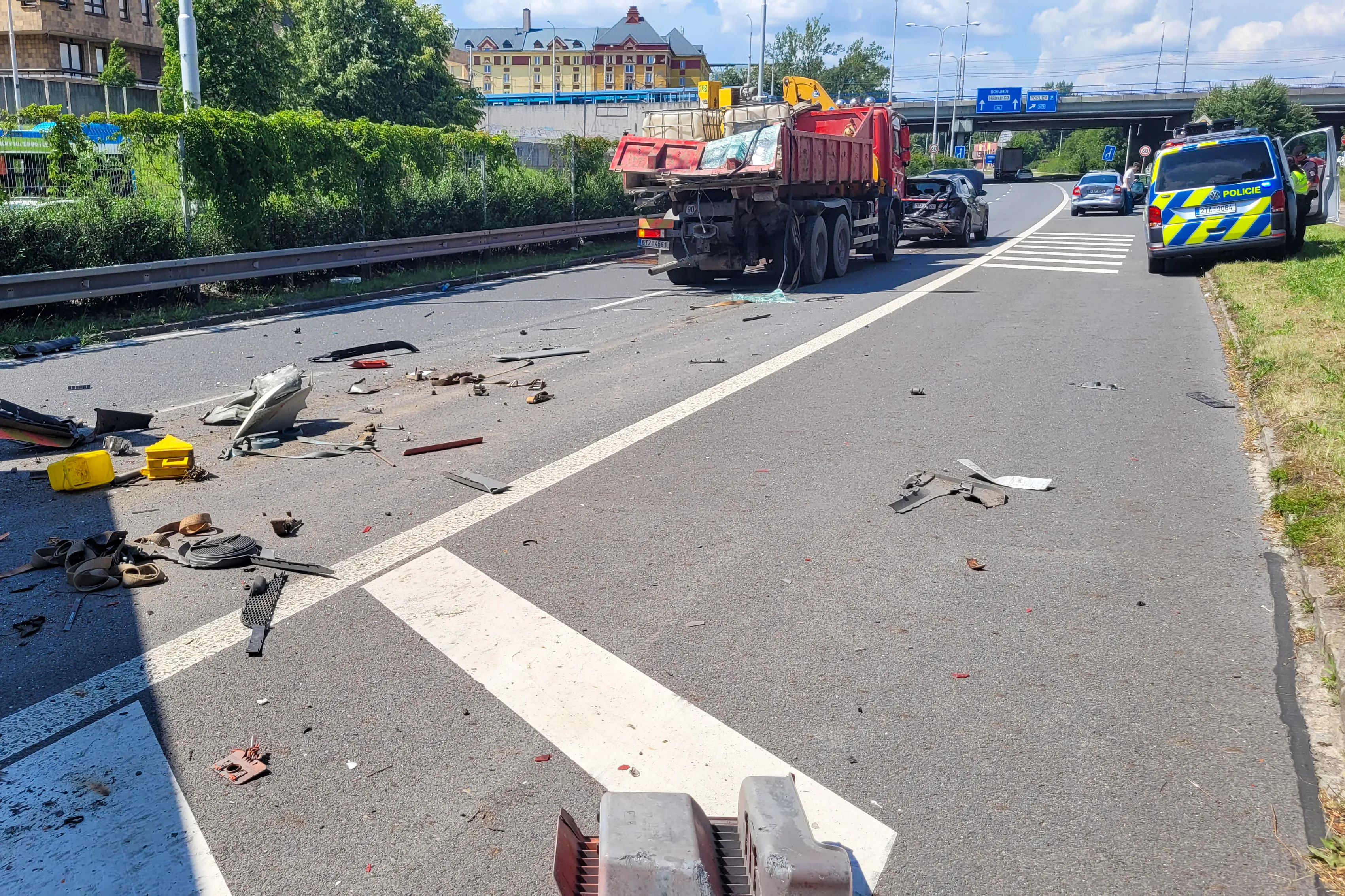 Tři lidé byli zraněni při dopravní nehodě v Ostravě, hasiči vyprošťovali jednoho z řidičů