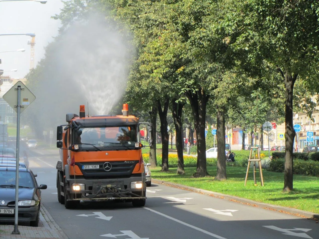 Ostravské komunikace opět svlažují rozpálené ulice města, zatím dodaly mlhu vyrobenou z více než pěti tisíc hektolitrů vody
