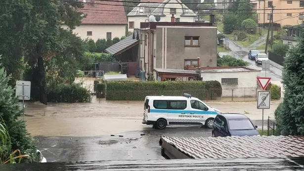Na poškozené hrázi V Ostravě pokračuje intenzivní práce k utěsnění poškozených částí