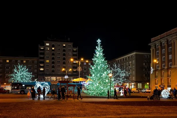 Vánoční jarmark na Alšově náměstí, na Jihu Vánoční trhy. Do Vítkovic pro Betlémské světlo.
