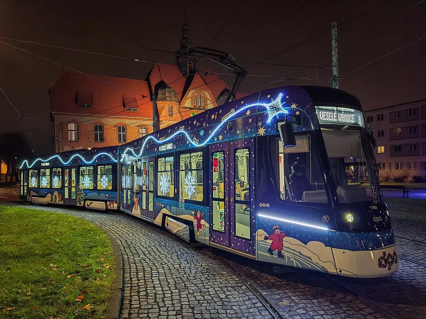 Rozzářená vánoční tramvaj jezdí Ostravou