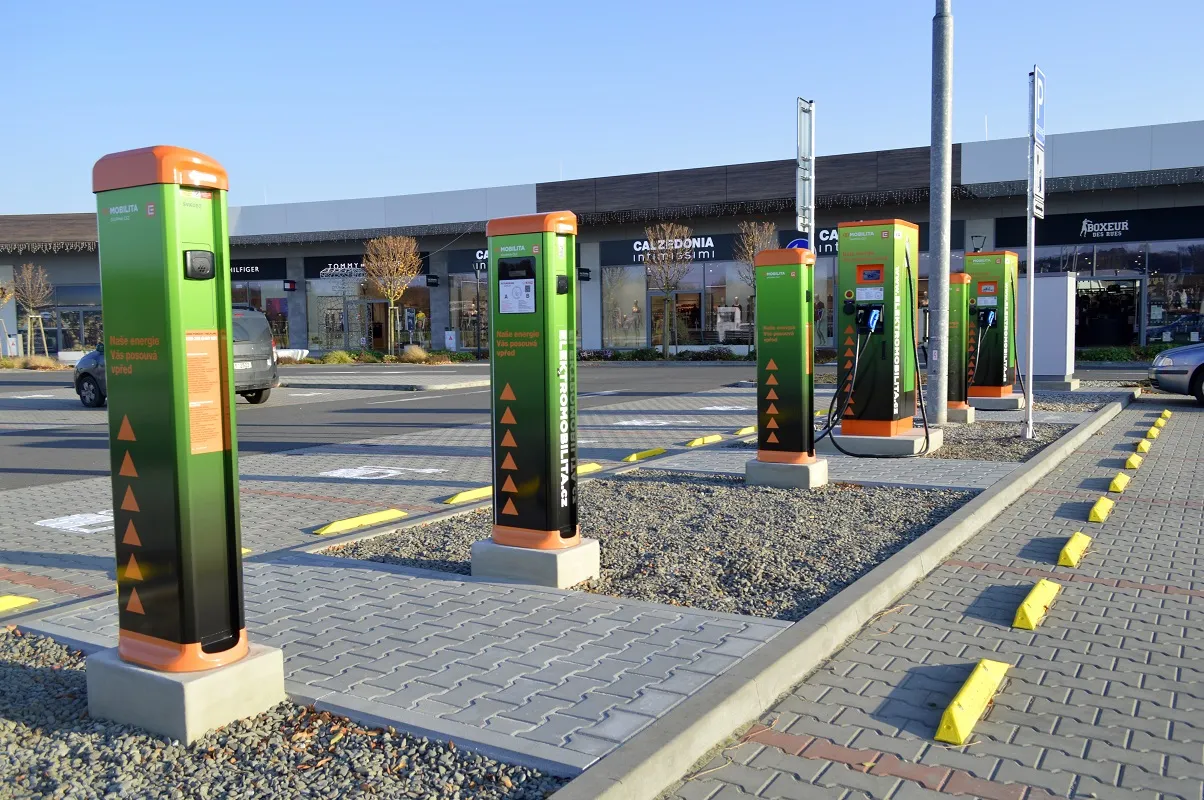 Řidiči elektroaut loni načerpali u stojanů ČEZ o 82 % bezemisní energie více