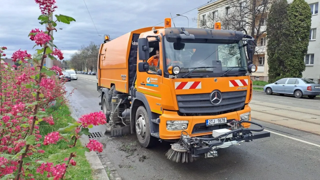 Ostravské komunikace gruntují i po Velikonocích, zatím odvezly přes 700 tun špíny