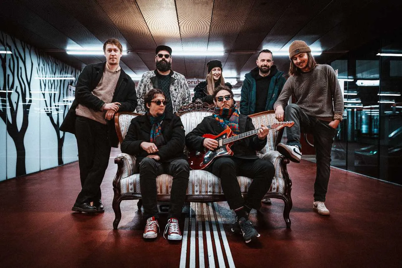 Moře dní bublají pod hladinou vzpomínek. Nový singl, druhé album na obzoru a léto na Colours.