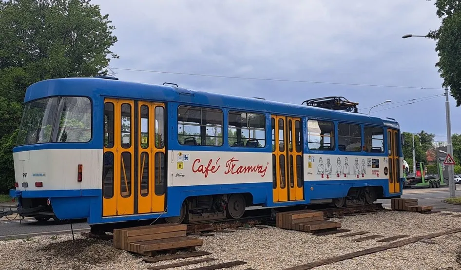 Zajděte si na kávu do tramvaje Netradiční občerstvení dostalo název Kafe-kostel-fajna zastávka