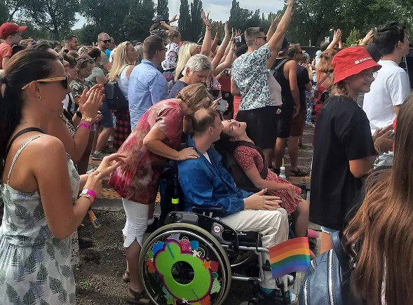 Colours bez bariér myslí na všechny. Nabízí koncerty ve znakovém jazyce nebo pneuservis pro vozíčkáře
