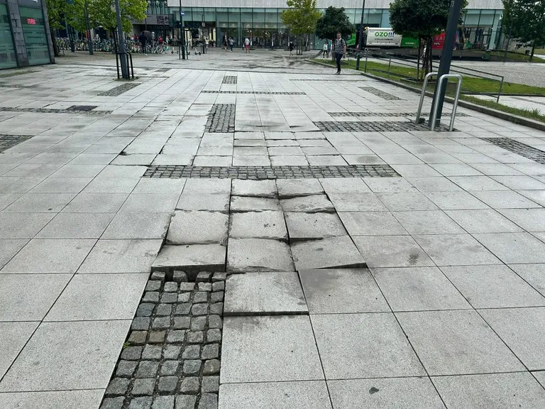 Ostrava pokračuje v opravách poškozené dlažby