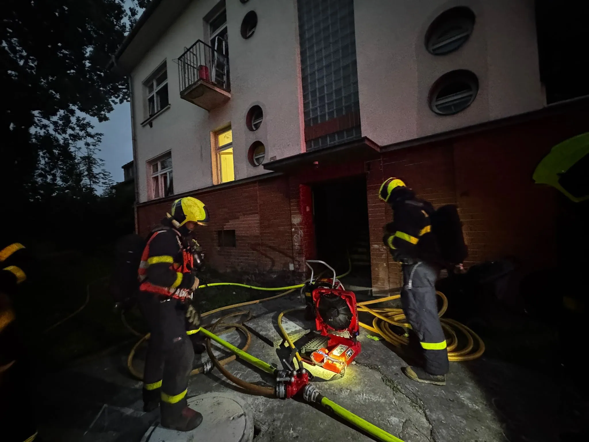 Požár v Ostravě vyhnal z domu dvacet lidí