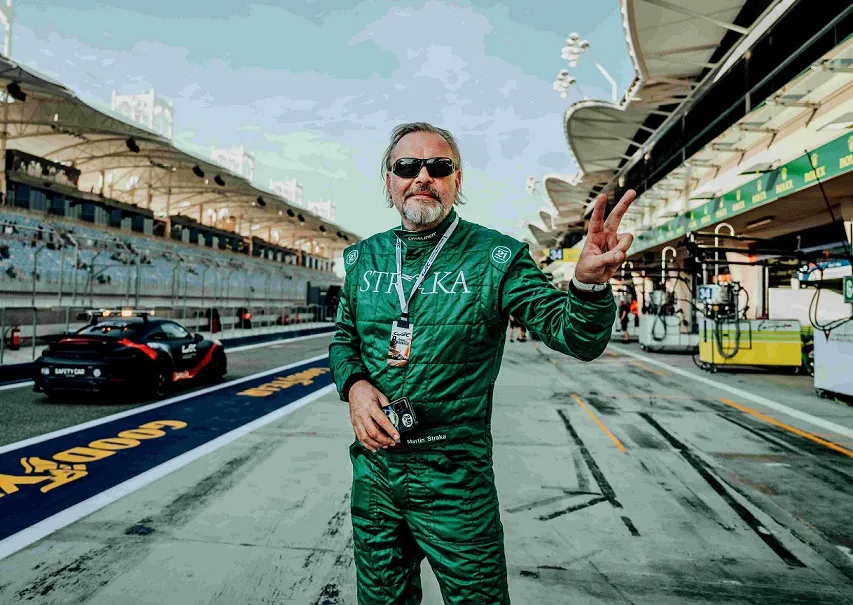 Martin Straka: Komentátor, který žije mezi burácením motorů i tichem divadelních kulis