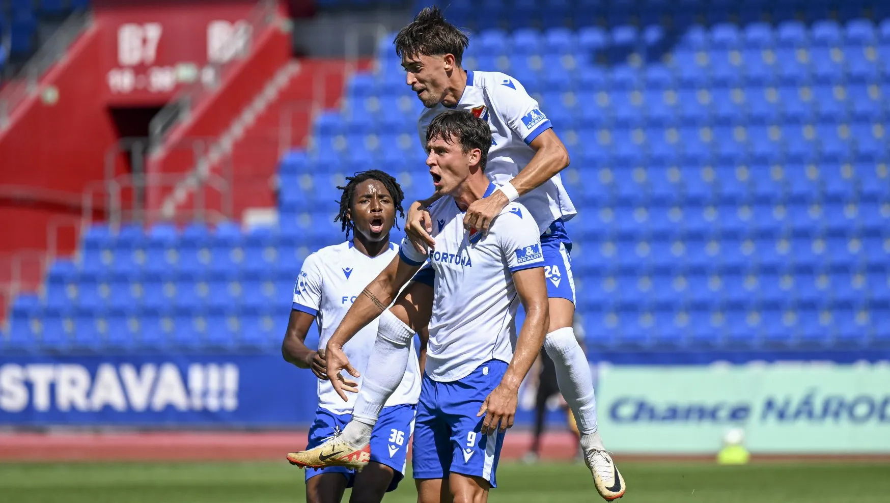 Béčko Baníku hostí Viktorii Žižkov. Výkop je na Městském stadionu ve 14:30.